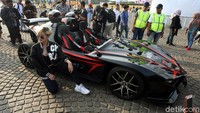 Mobil listrik yang konvoi dari Gelora Bung Karno telah tiba di Monas, Jakarta.