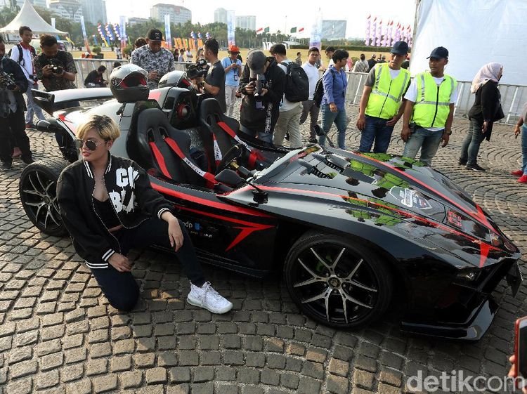 Mobil Super Listrik Jadi Ajang Selfie Pengunjung Monas