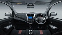 Untuk versi AV, sudah mendapatkan teknologi safety yang cukup maju, seperti fitur keselamatan pejalan kaki, Lane Departue Warning (LDW), PCB, dan PCW. Sementara versi GXtra, mendapatkan fitur VSC alias Vehicle Stability Control dan Traction Control. Foto: Pandu Laju