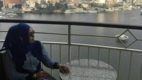 Saat berada di salah satu restoran dengan pemandangan danau yang luas, ini pose candid Shobibah lengkap dengan kacamata trendinya. Foto: Instagram @obib_nahrawi