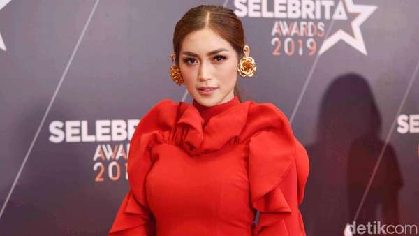 Jessica Iskandar Merah Merona Jessica Iskandar Merah Merona