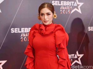 Jessica Iskandar Merah Merona