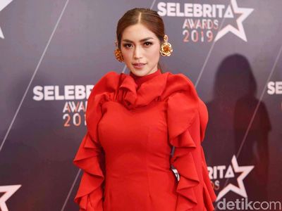 Jessica Iskandar Merah Merona