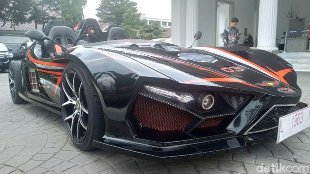 Mobil listrik ITS Lowo Ireng di halaman Balai Kota