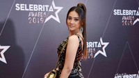 Anya tampil dengan dress hitam ketat yang menunjukkan lekuk tubuhnya. Pool/Noel/detikFoto.