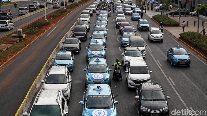 Pemprov DKI Jakarta menggelar konvoi mobil listrik dari Gelora Bung Karno ke Monas, Jumat (20/9/2019). Konvoi dipimpin oleh GUbernur DKI Jakarta Anies Baswedan.