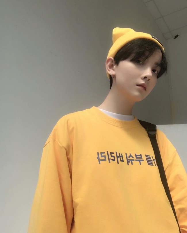 Trần sering tampil dengan gaya busana tomboy tapi tak jarang ia menampilkan sisi feminin saat memakai dress. Foto: Instagram @morr_tran