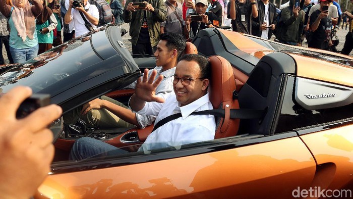 Gubernur DKI Jakarta Anies Baswedan memimpin konvoi mobil listrik dari GBK ke Monas, Jakarta, Jumat (20/9/2019). Anies konvoi menggunakan mobil listrik BMW i8.