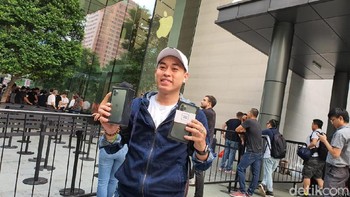 Pembeli iPhone 11 lainnya yang memamerkan hasil buruan dan perjuangan setelah begadang semalaman. Foto: Adi Fida Rahman/detikINET