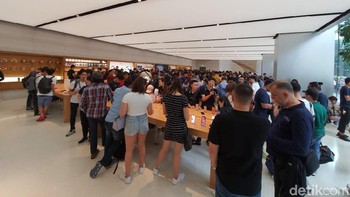 Kebanyakan penasaran dengan fitur tiga kameranya. Foto: Adi Fida Rahman/detikINET