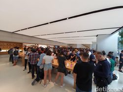 Ratusan Orang Serbu Apple Orchard Jajal iPhone 11