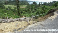 Jalan yang rusak akibat longsor tersebut hingga kini belum diperbaiki.