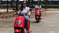 Selis juga ikut dalam konvoi tersebut.