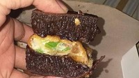 Kalau makan martabak telur saja kurang kenyang,makanya makan martabak manis juga sekalian. Begini jadinya kalau mau kenyang makan martabak. Foto: istimewa