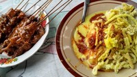 Lauk yang selalu tersedia melengkapi ketupat glabed adalah sate kerang dan sate blengong. Rasa pedas manisnya bikin rasa ketuoat glabed makin enak. Foto : Instagram @likni22