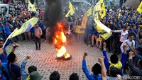 Aksi demo ini diketahui telah berlangsung sejak siang tadi. Beberapa keributan kecil sempat terjadi saat massa aksi berupaya untuk memasuki gedung KPK dan membakar ban. Ari Saputra/Dok. Detikcom.