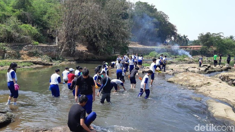 Kala Pelajar Jakarta Ikut Terjun Bersihkan Sungai di Cilebut Bogor Kala Pelajar Jakarta Ikut Terjun Bersihkan Sungai di Cilebut Bogor