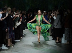 J-Lo Mendadak Muncul di Milan Fashion Week, Bikin Heboh Pakai Gaun Seksi