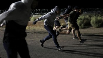 Ribuan orang ternyata tetap datang dan membangun tenda. Ed Callahan, salah satu pengunjung dari California menilai event ini suasananya menyenangkan.Foto: Reuters