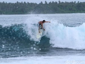 Ombak Jadi Incaran Peselancar, Pemkab Simeulue Dongkrak Sektor Wisata