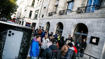 Antrean panjang di Apple Store Berlin demi menjadi yang pertama mendapatkan iPhone 11. Foto: Getty Images