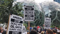 Sejumlah pegawai Amazon melakukan aksi peduli iklim di Seattle, Amerika Serikat, Jumat (20/9/2019). Istimewa/Elaine Thompson/AP Photo.