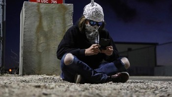 Beberapa nekat mendekati pagar pelindung ke Area 51. Foto: AP