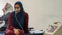 Warga yang terpapar kabut asap karhutla menghirup oksigen ketika berada di Rumah Singgah Korban Asap di Pekanbaru, Riau, Jumat (20/9/2019). Data Kementerian Kesehatan sebanyak 15.346 warga di Provinsi Riau menderita ISPA akibat kabut asap karhutla dalam kurun waktu September 2019. Antara Foto/Rony Muharrman