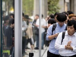 Antrean Mengular Pemuja iPhone 11 di Berbagai Negara