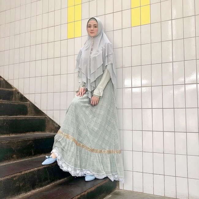 Mantan vokalis Ratu itu pun lebih sering menggunakan gamis-gamis bernuansa pastel yang terlihat lebih adem di mata.  Foto: dok. Instagram @mulanjameela1