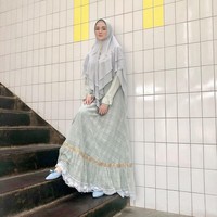Mantan vokalis Ratu itu pun lebih sering menggunakan gamis-gamis bernuansa pastel yang terlihat lebih adem di mata.  Foto: dok. Instagram @mulanjameela1