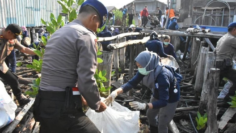 Masyarakat Tanjungpinang di Kepri Goro Bersihkan Laut dari Sampah Masyarakat Tanjungpinang di Kepri Goro Bersihkan Laut dari Sampah