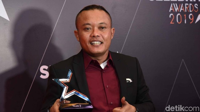 Sule mendapat desakan anaknya, Rizky Febian untuk mengakhiri masa duda. Kapan segera nikah lagi nih?