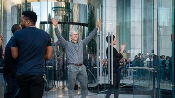 CEO Apple, Tim Cook, memberi kejutan dengan datang langsung di Apple Store New York. Foto: Getty Images