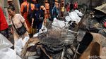 Mengais Sisa-sisa di Puing Kebakaran Permukiman Jatinegara