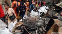 Kasi Pengendali Sudin Penanggulangan Kebakaran dan Penyelamatan (PKP) Jakarta Timur Gatot Sulaiman mengatakan kebakaran itu terjadi pada Sabtu (21/9) dini hari.