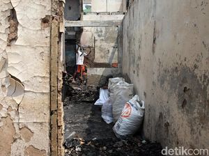 Mengais Sisa-sisa di Puing Kebakaran Permukiman Jatinegara