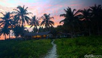 Gradasi warna oranye dari matahari yang mulai terbenam dipadukan dengan warna langit yang mulai menggelap menuju malam membuat siapa saja yang melihat ingin mengabadikan keindahannya.
