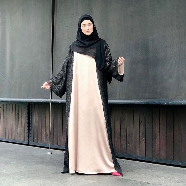 Ini penampilan Mulan dengan gamis pink dengan padanan outer panjang hitam yang senada dengan jilbabnya.  Foto: dok. Instagram @mulanjameela1
