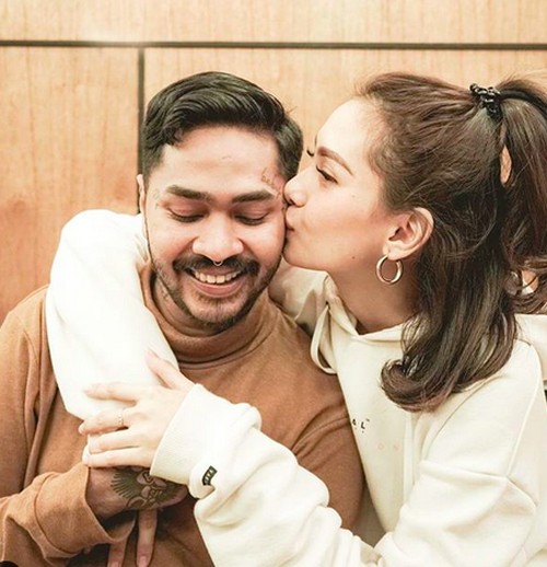 Onadio Leonardo menyita perhatian karena mengakui bahwa menikahi Beby Priscilla setelah lebih dulu mengandung.
