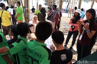 Jasa melukis wajah gratis (Randy/detikcom)