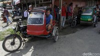 Becak pun jadi andalan warga di salah satu pulau terluar Indonesia tersebut untuk beraktivitas.