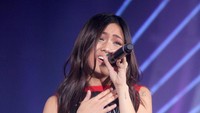 Niki Zefanya membawakan lagu Lowkey, Indigo, dan Vintage dalam gelaran Smartfren WOW Concert tersebut. Istimewa/Dok. Smartfren.