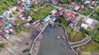 Salah satu hewan laut yang banyak diburu oleh para nelayan di Pulau Simeulue, Aceh, adalah lobster. Harga jual yang menggiurkan tentunya membuat para nelayan berlomba-lomba mencari lobster sebanyak-banyaknya.