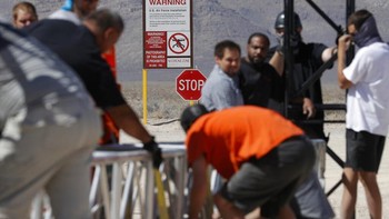 Diestimasi ada 2.300 orang berdatangan ke wilayah gurun di dekat Area 51 di Nevada Foto: AP