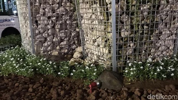 Potret Instalasi Gabion di Malam Hari, Kok Gelap?