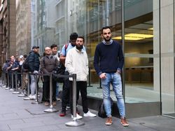 Antrean Mengular Pemuja iPhone 11 di Berbagai Negara