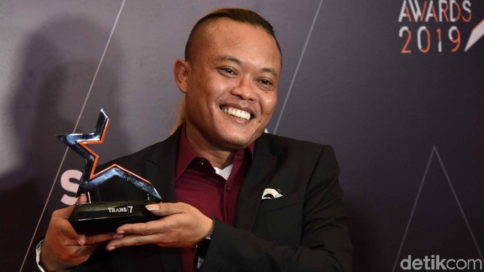 Sule mendapat desakan anaknya, Rizky Febian untuk mengakhiri masa duda. Kapan segera nikah lagi nih?