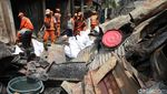 Mengais Sisa-sisa di Puing Kebakaran Permukiman Jatinegara