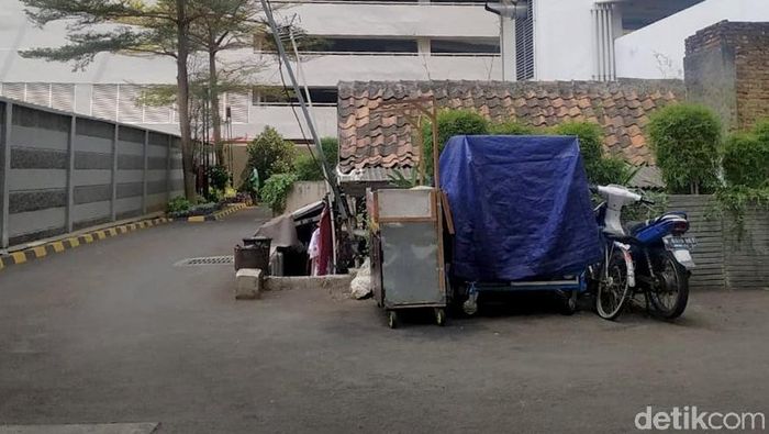 Ada Rumah Tua Di Tengah Kompleks Apartemen Berapa Harganya